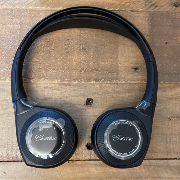 Cadillac Headphones Gm Cadillac Digital Audio 2 Wireless Headsets